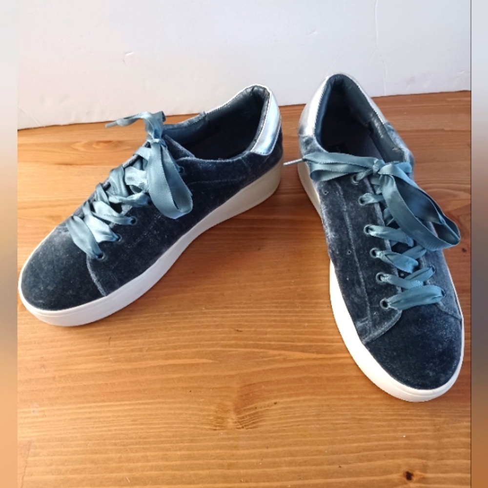 Steve by Steve Madden Blue Velvet Sneakers Women size 6.5